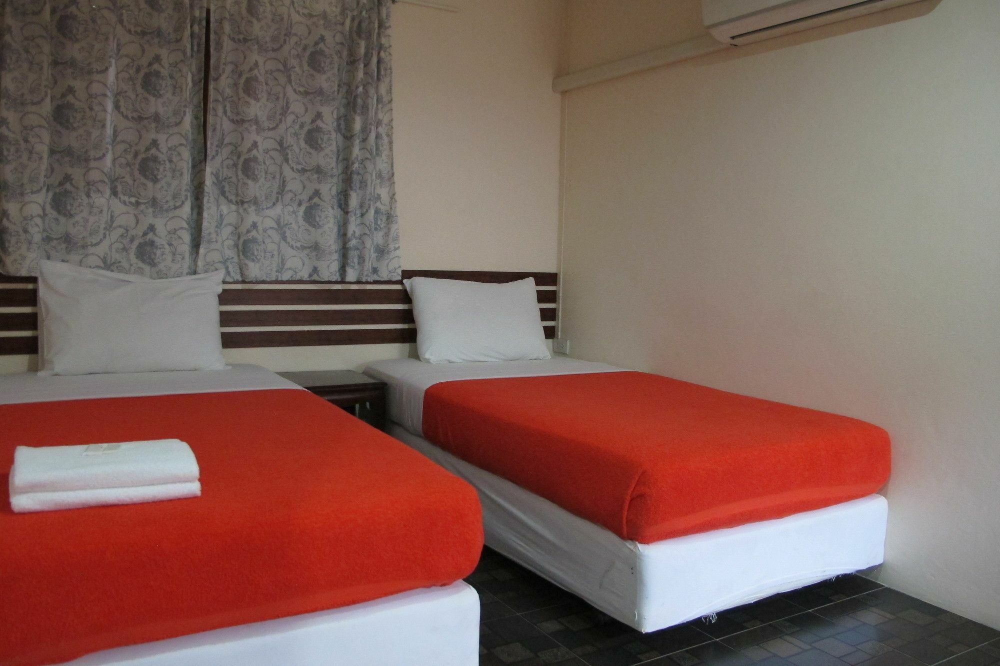 Samchai Hotel Si Racha Buitenkant foto