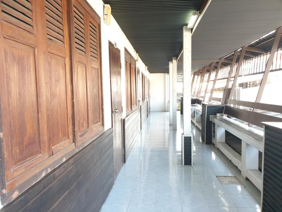 Samchai Hotel Si Racha Buitenkant foto
